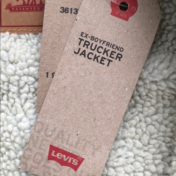 NWT Levi’s Ex-Boyfriend Fleece Lined Denim Trucker Jacket Size Medium - Picture 4 of 8